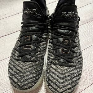 Nike LeBron XVI Oreo men’s size L